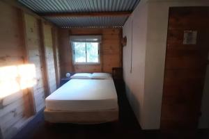 Tempat tidur dalam kamar di Cabaña de playa Rústica cerca al mar - Matu