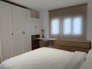 1 dormitorio con cama, escritorio y ventana en Apartamentos Franchy C derecho, en Telde
