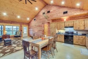 eine Küche mit einem Tisch und Stühlen in einer Hütte in der Unterkunft Rural Drexel Cabin on 30 Acres Unplug and Unwind! in Drexel