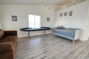 um quarto com uma cama, uma mesa e um sofá em Newly Renovated Beautiful Home WOW! em Desert Hot Springs