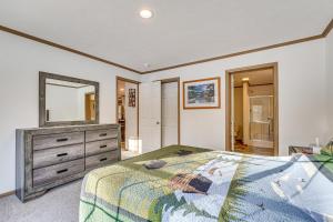 1 dormitorio con cama, tocador y espejo en Peaceful Brant Lake Home Less Than 1 Mi to Beach!, en Brant Lake