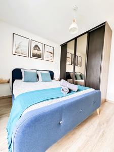 um quarto com uma cama grande e lençóis azuis em *New* Livy 6 pax Appart Disney em Serris