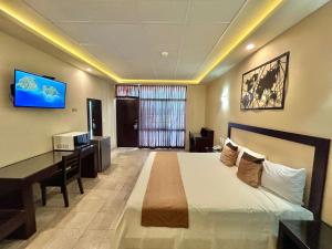 una camera d'albergo con un letto grande e una scrivania di Hotel Yorio Inn a Tuxpan de Rodríguez Cano