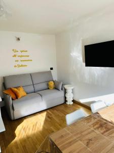 a living room with a couch and a flat screen tv at Casa Amanda in Sestriere