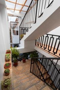 un pasillo interior con escaleras y macetas en Cherry Cusco, en Cusco