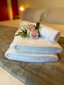 ręcznik z kwiatami na stole w obiekcie Beautiful 3BR Home by Dandenong Creek w mieście Bayswater