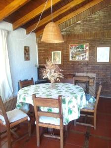een eetkamer met een tafel en stoelen bij Posada del. Huerto in Ciudad Lujan de Cuyo