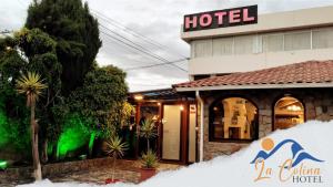 un hotel con nieve delante en La Colina de Riobamba, en Riobamba