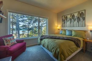 um quarto com uma cama grande e uma janela em Tyee Lodge Bed And Breakfast em Newport