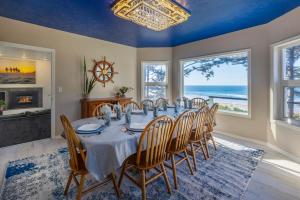 jadalnia ze stołem i krzesłami oraz oceanem w obiekcie Tyee Lodge Bed And Breakfast w mieście Newport