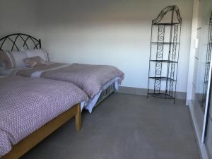 Llit o llits en una habitació de Cosy Cottage Broadford