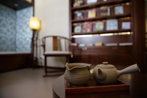 a table with two vases sitting on a table at 饒宗頤文化館 - 翠雅山房 in Hong Kong