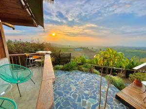 a patio with a table and chairs and a view at La Puesta Del Sol in Filandia