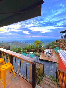 a balcony of a house with a view of the mountains at La Puesta Del Sol in Filandia