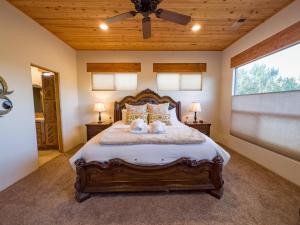 ein Schlafzimmer mit einem Bett mit zwei Teddybären darauf in der Unterkunft Spectacular Sedona Destination with Pool & Spa in Sedona