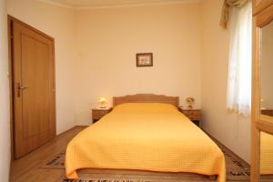 Postel nebo postele na pokoji v ubytování Apartments by the sea Kraj, Pasman - 3460