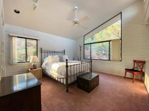 1 dormitorio con cama y ventana grande en Open Style Home with Magnificent Views!, en Sedona