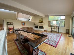 una gran sala de estar con una mesa de billar. en Open Style Home with Magnificent Views!, en Sedona