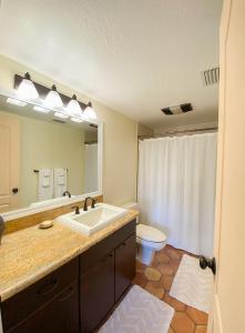 y baño con lavabo, aseo y espejo. en Open Style Home with Magnificent Views!, en Sedona