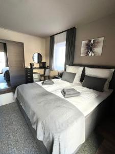 una camera con un grande letto bianco di The Steakhouse - Guest Rooms a Sankt Johann im Pongau
