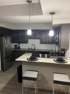 Una cocina o cocineta en Modern Luxury Fully Furnished 2BRM & 2Bath Downtown Atlanta Apartment