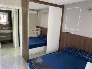 um espelho num quarto com duas camas em Cobertura Luxo Frente Mar em Florianópolis