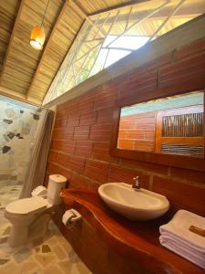 ein Bad mit einem Waschbecken und einem WC in der Unterkunft Casa kumake in El Zaino