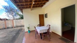 a table and chairs on the porch of a house at Casa com varanda, 2 quartos, wi-fi, próximo ao centro da cidade in Ribeirão Preto