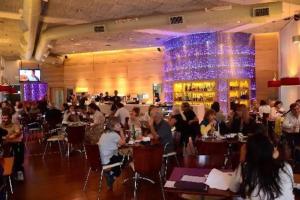 un groupe de personnes assises à des tables dans un restaurant dans l'établissement Lujoso Penthouse a estrenar en Sofisticado Barrio y Edificio Vista panorámica 100m2 Gimnasio Piscina Lujoso Salon de Fiestas Parking privado con acceso directo al departamento, à Buenos Aires 132 autres photos