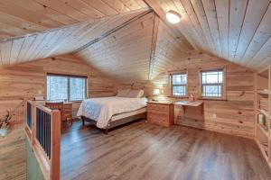 Postel nebo postele na pokoji v ubytování Custom Kasilof Cabin on 40 Private Acres