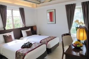 a hotel room with two beds and a desk at 饒宗頤文化館 - 翠雅山房 in Hong Kong