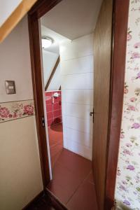 a hallway with a door open to a bathroom at Hotel Vista Velero in Viña del Mar