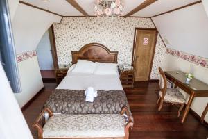 1 dormitorio con 1 cama grande y escritorio en Hotel Vista Velero, en Viña del Mar