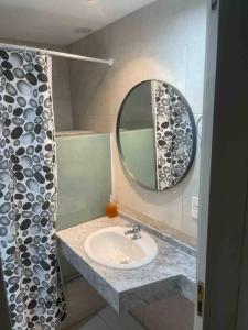 ein Bad mit einem Waschbecken und einem Spiegel in der Unterkunft Montmartre Monserrat Buenos Aires in Buenos Aires