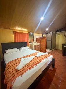 ein Schlafzimmer mit einem großen Bett in einem Zimmer in der Unterkunft Hospedaje Colibri in Manuel Antonio