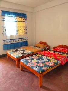 En eller flere senge i et værelse på AUNORA Family Rooms