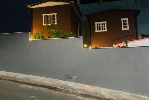 塞拉Suítes Cabanas Coral的墙后面有灯的房子