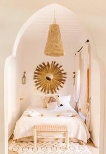 um quarto com uma cama e um espelho grande em Art riad au bord de la mer 2 em El Jadida