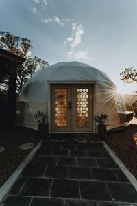 uma tenda cúpula com uma porta num quintal em Ona Geo Dome At El Mstico em Nogal