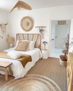 ein Schlafzimmer mit einem großen Bett in einem Zimmer in der Unterkunft Art riad au bord de la mer 2 in El Jadida