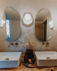 a bathroom with two sinks and a mirror at Ona Geo Dome At El Mstico in Nogal
