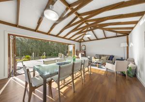 a dining room with a table and chairs at Sweetacres Hunter Valley in Pokolbin