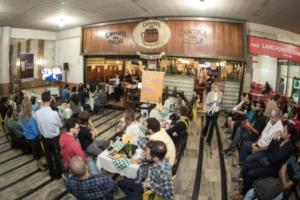 a crowd of people sitting in front of a store at Comodidade e Segurança no Centro in Belo Horizonte