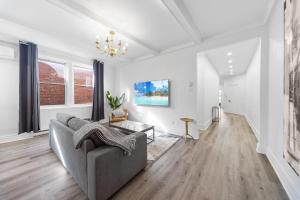 Posezení v ubytování Modern and cozy 4 bedrooms sleep 12