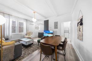 Posezení v ubytování Modern and cozy 4 bedrooms sleep 12 + 28 fotografií