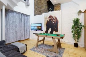 a living room with a ping pong table in it at Modern 4-bedroom Apartment in Fulham, London in London