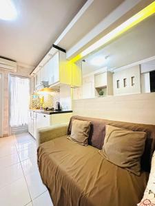 Il comprend un salon avec un canapé et une cuisine. dans l'établissement 2 Bedrooms Apartment Strategic Location Affordable for All, à Jakarta