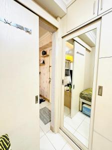eine Tür, die in ein Schlafzimmer mit einem Spiegel führt in der Unterkunft 2 Bedrooms Apartment Strategic Location Affordable for All in Jakarta