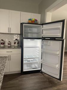 einen Kühlschrank mit offener Tür in der Küche in der Unterkunft SUITE DREAMs BLOOMFIELD 36 in Bloomfield