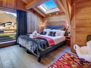 um quarto com uma cama num quarto com uma janela em Chalet Morzine, 6 pièces, 13 personnes - FR-1-627-8 em Morzine